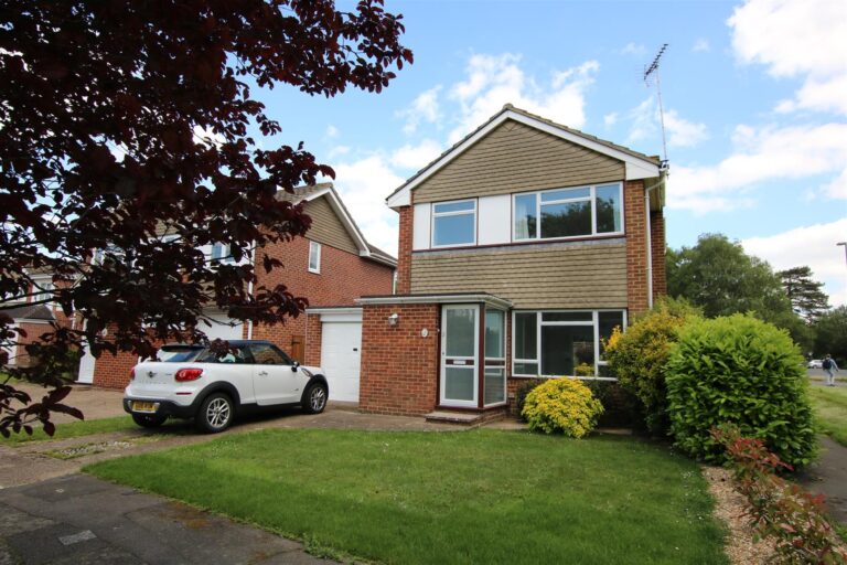 Lapwing Close, Horsham